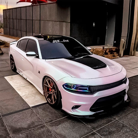 Front and side view of a vehicle wrapped in Teckwrap Gloss Aurora White (DCH02-HD), showcasing its dynamic, pearlescent gloss finish with striking color-changing effects.
